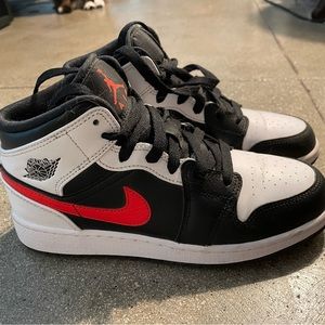 Jordan 1 mids black & red size youth 4.5 / women’s 6